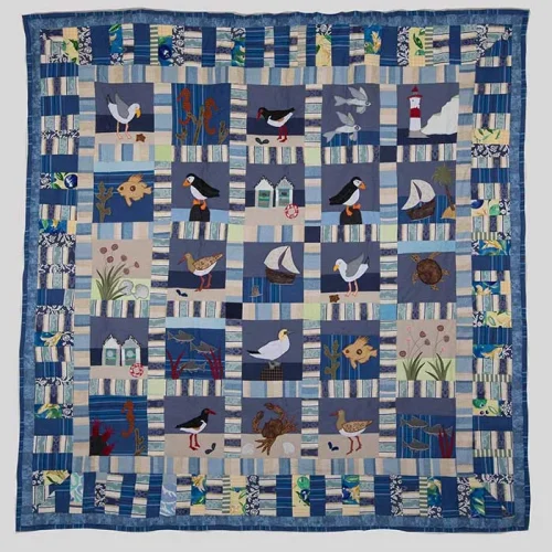 Textiles-Louise-Bell-Quilts-Seaside-Quilt-with-stripe-border